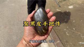 600拿下和田玉黑皮手把件